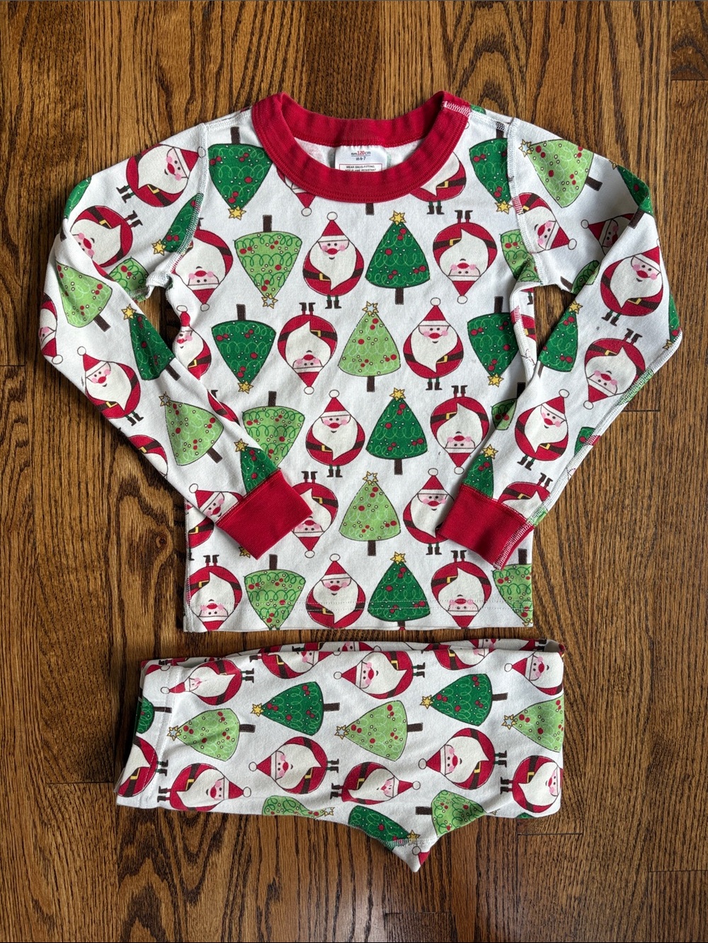 Hanna Andersson Santa and Christmas tree print 2 piece pajamas, size 6-7.